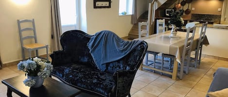 TV, fireplace, stereo