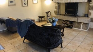 Uma sala de estar acolhedora com lareira, um sofá e uma mesa de centro.