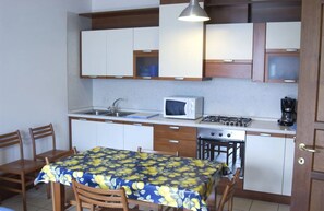 Frigorífico, microondas, horno y placa de cocina