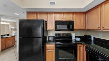 Réfrigérateur, micro-ondes, lave-vaisselle, cafetiÚre/bouilloire