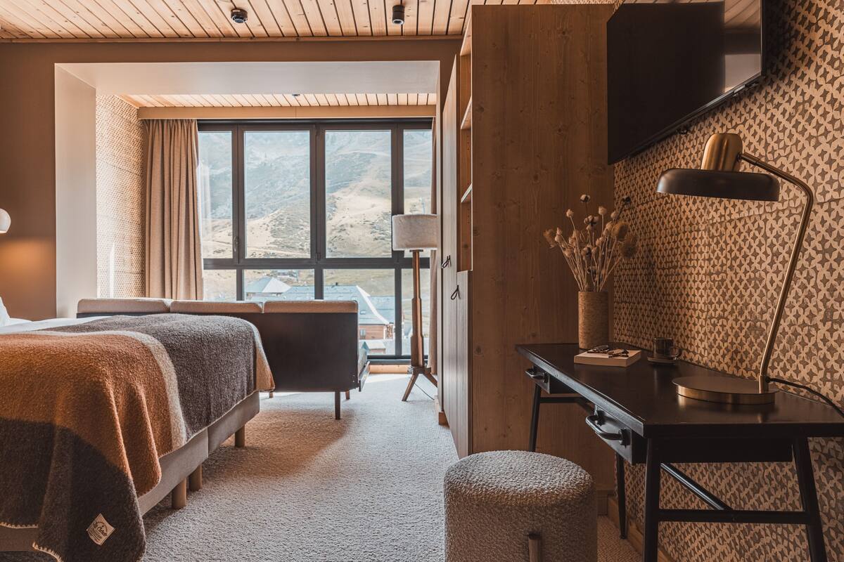 Premium bedding, down duvets, pillow-top beds, minibar