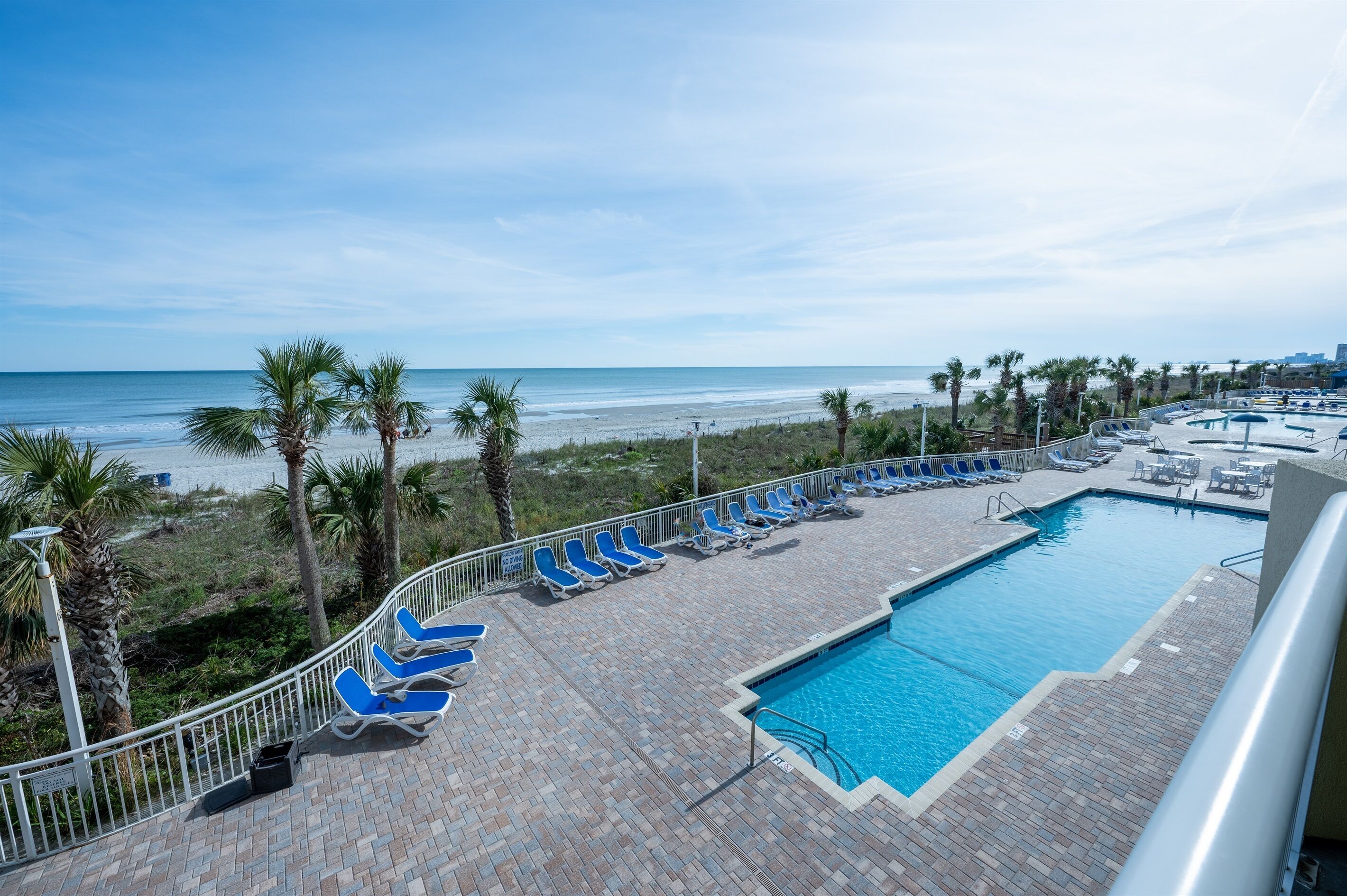 Een binnenzwembad en een verwarmd zwembad