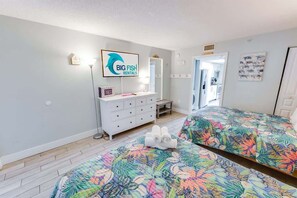 Une chambre à coucher avec un lit, une commode, un miroir et une enseigne indiquant « Big Fish Rentals ».