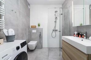 Bathtub, shampoo