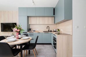 Fridge, oven, stovetop, dishwasher