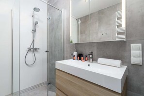 Bathtub, shampoo