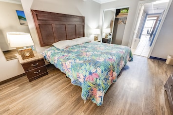 Direct Oceanfront Views, Beautifully Decorated Living Area