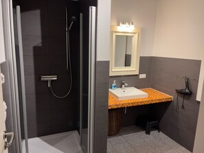 Dusch, hårtork, tvål och toalettpapper