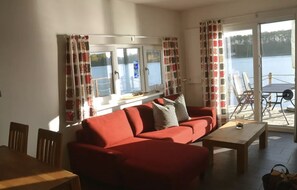 Télévision, livres, chaîne hi-fi