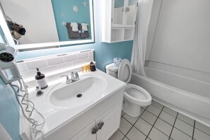 Ensemble douche/baignoire, sèche-cheveux, serviettes fournies