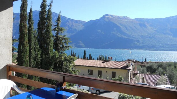 Ein Balkon mit Blick auf einen See und Berge.