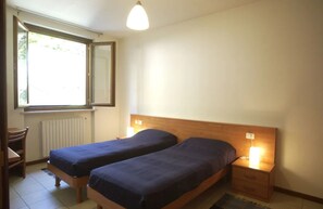 2 quartos, ferros/tábuas de passar roupa, berço de viagem