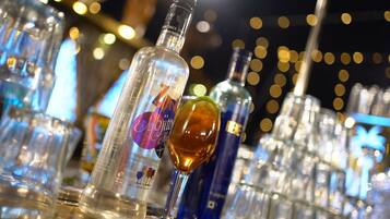 Un bar con diversas botellas y vasos.