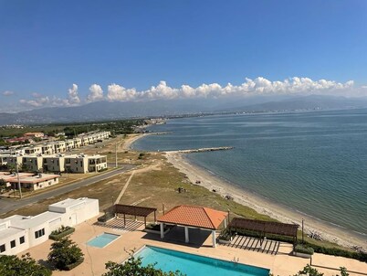 Sea Front Villa (Pool AC Gated 24hrs Security)