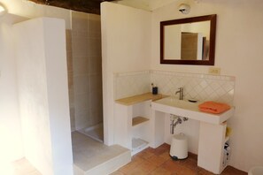 Dusche, Haartrockner, Bidet, Handtücher