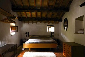 4 makuuhuonetta, työpöytä, silitysrauta/-lauta, vauvan matkasänky