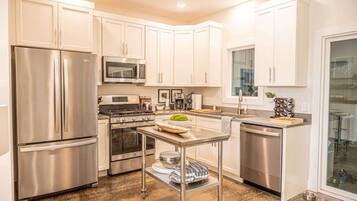 Coffee/tea maker, fridge, microwave, oven