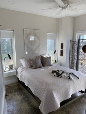 2 bedrooms, desk, iron/ironing board, WiFi