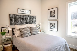 2 bedrooms, desk, iron/ironing board, WiFi