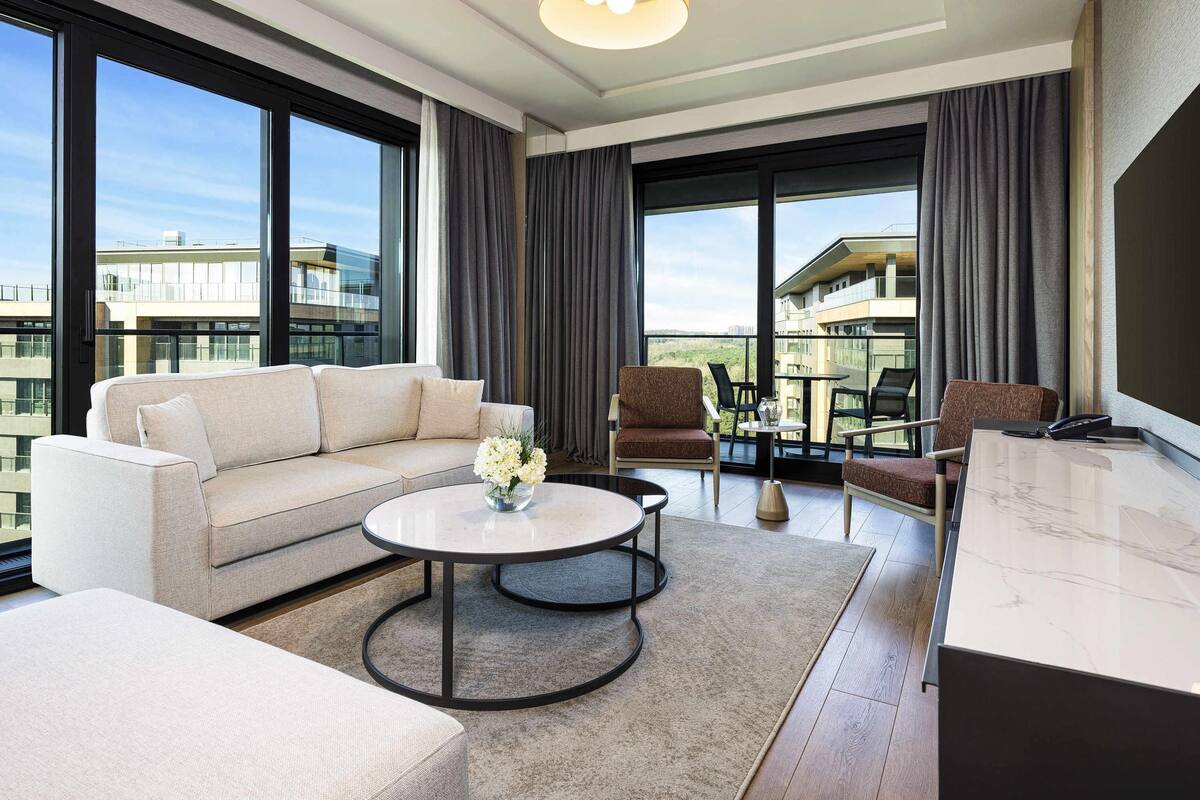Premium bedding, in-room safe, desk, blackout curtains