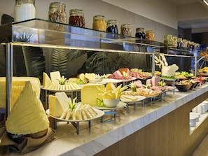 Daily buffet breakfast for a fee - Mövenpick Living Istanbul Camlivadi (Istanbul)