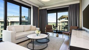 Apartamento luxo, 2 quartos | Roupas de cama premium, cofres nos quartos, escrivaninha