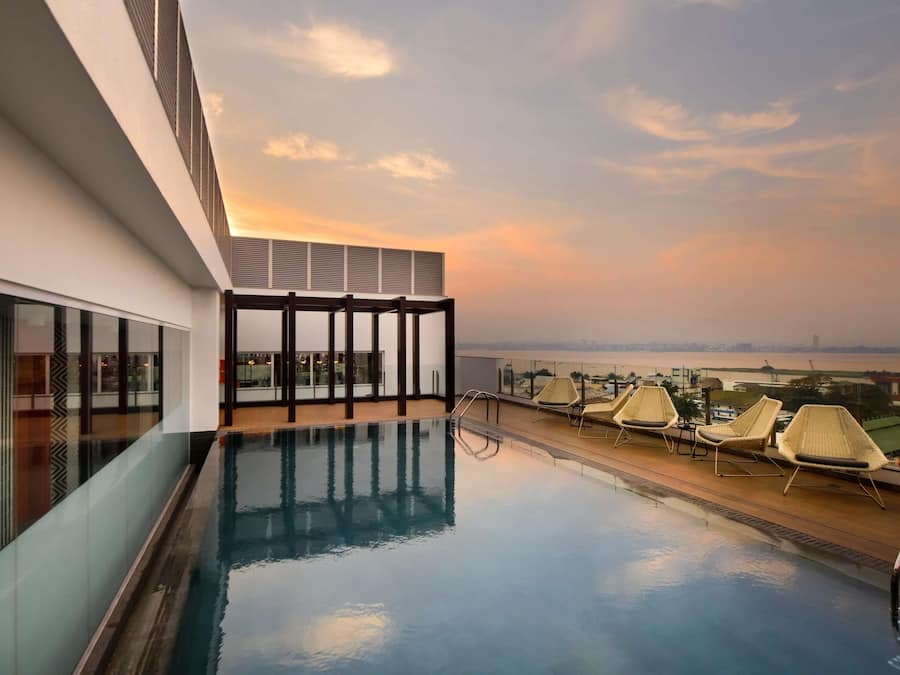 Una piscina al aire libre