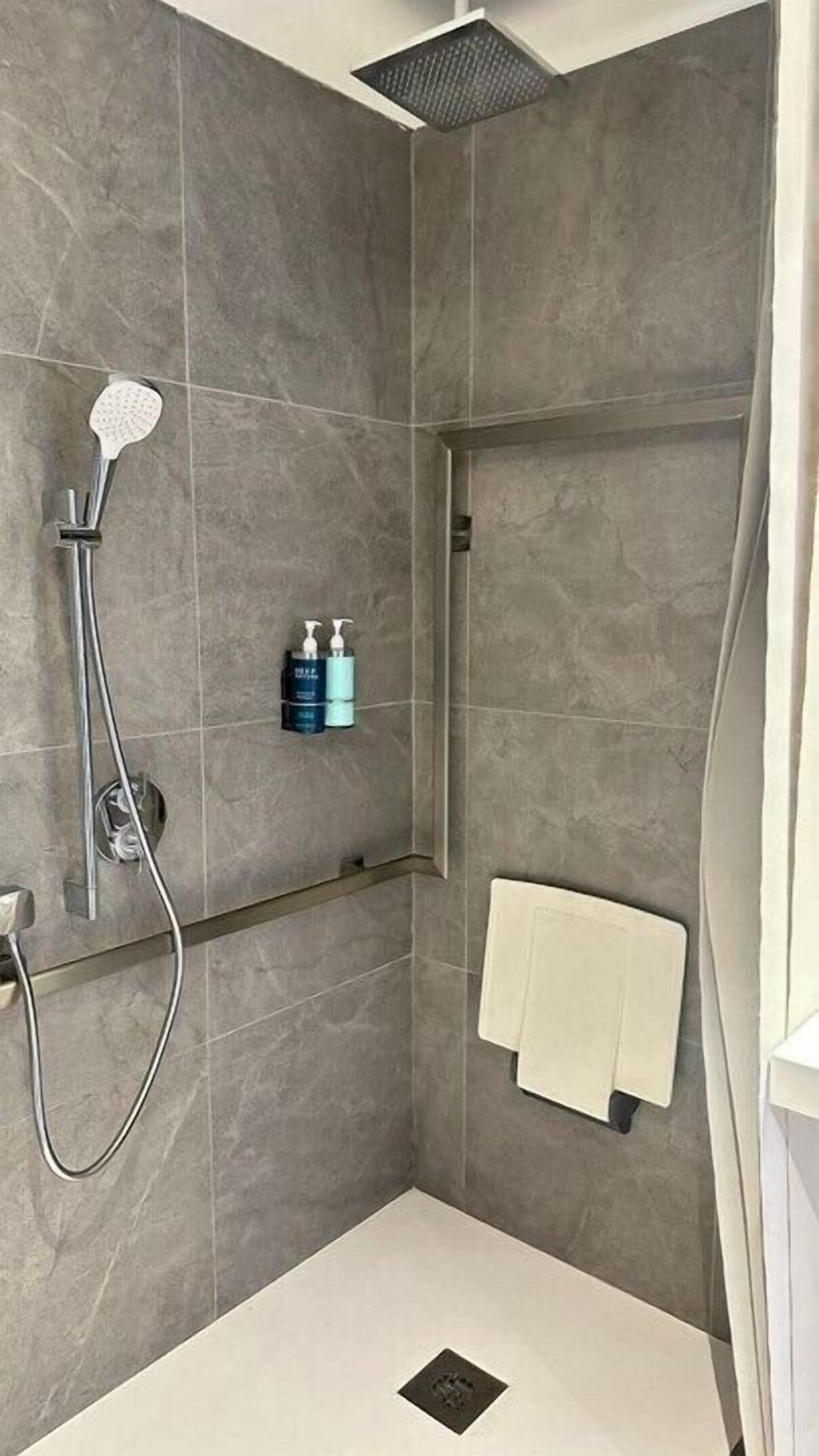 standard room, 1 queen bed, accessible | bathroom | shower, eco-friendly toiletries, hair dryer, slippers