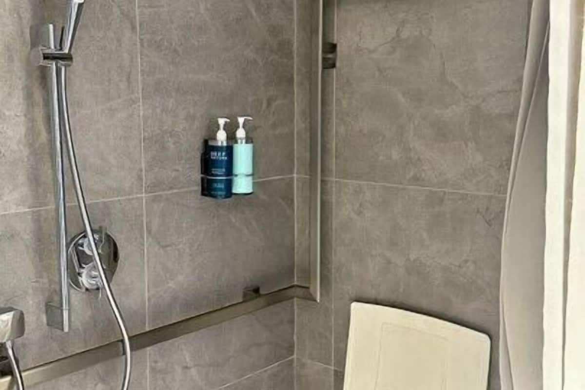 standard room, 1 queen bed, accessible | bathroom | shower, eco-friendly toiletries, hair dryer, slippers