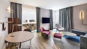 Phòng Suite, 1 giường đôi, quang cảnh sông | Khu phòng khách | TV màn hình phẳng 50-inch có truyền hình vệ tinh, TV 