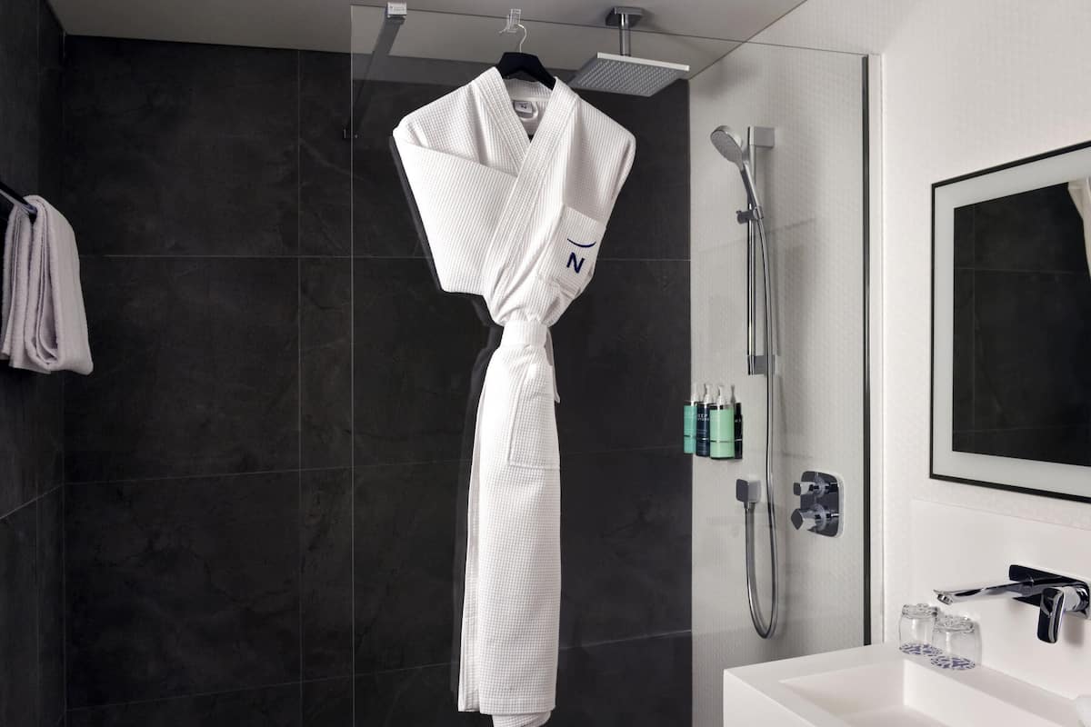 Minibar, Zimmersafe, individuell dekoriert