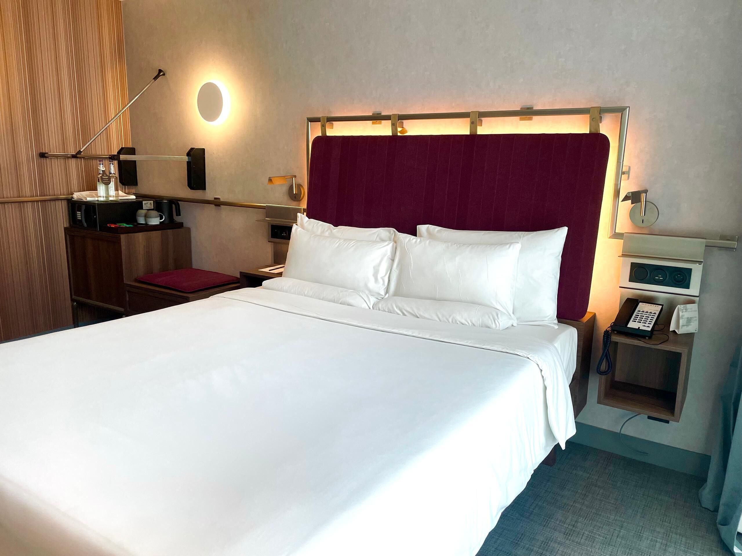 standard room, 1 queen bed, accessible | minibar, in-room safe, individually decorated, laptop workspace