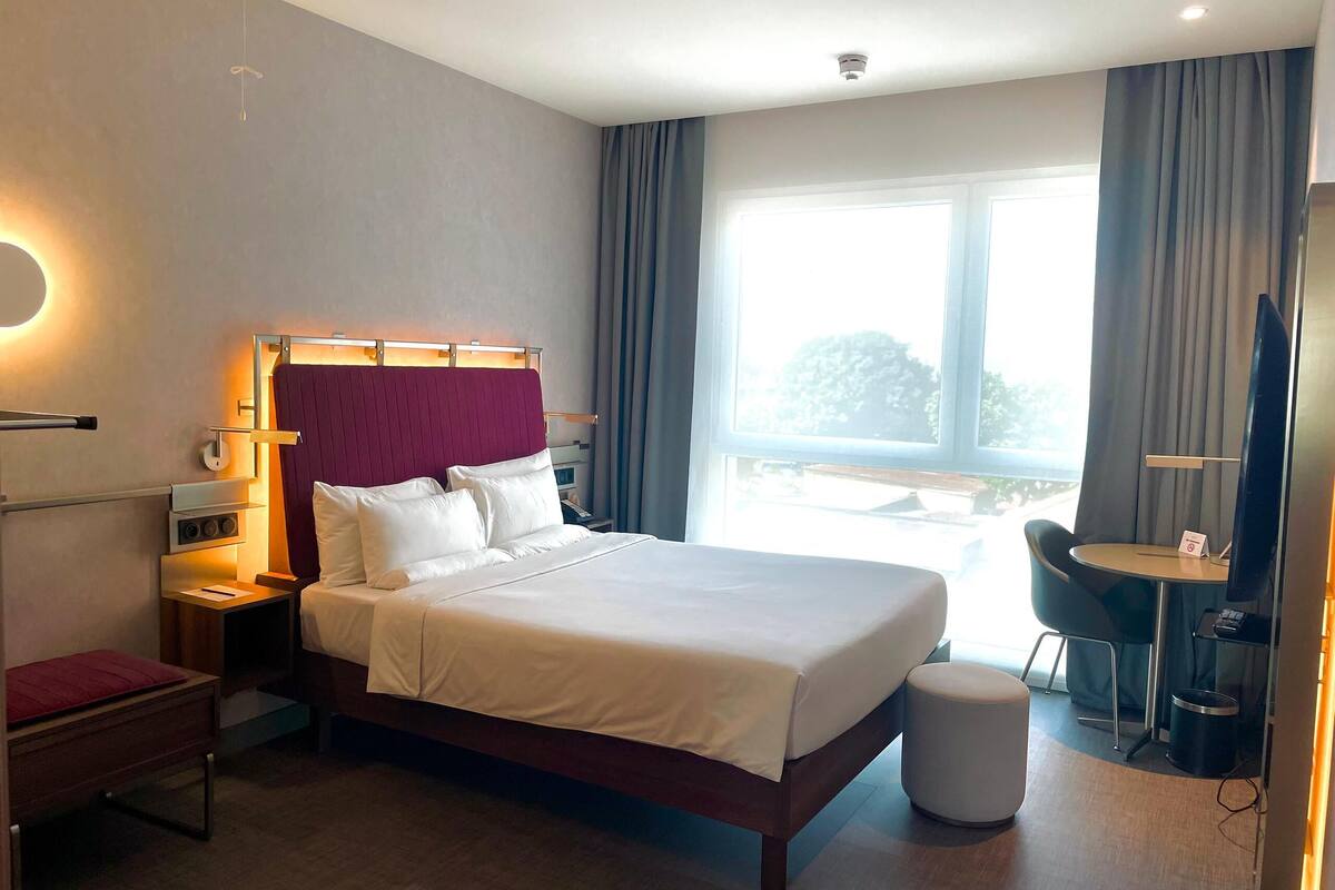 standard room, 1 queen bed | minibar, in-room safe, individually decorated, laptop workspace