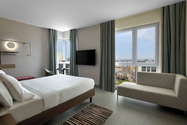 Executive Room, 1 Queen Bed with Sofa bed | Minibar, in-room safe, individually decorated, laptop workspace