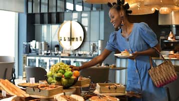 Petit déjeuner buffet servi tous les jours en supplément