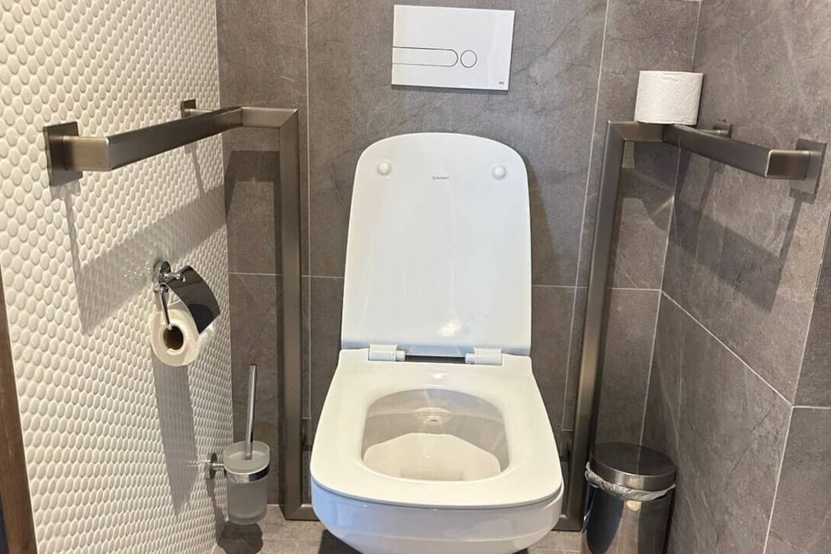 standard room, 1 queen bed, accessible | bathroom | shower, eco-friendly toiletries, hair dryer, slippers