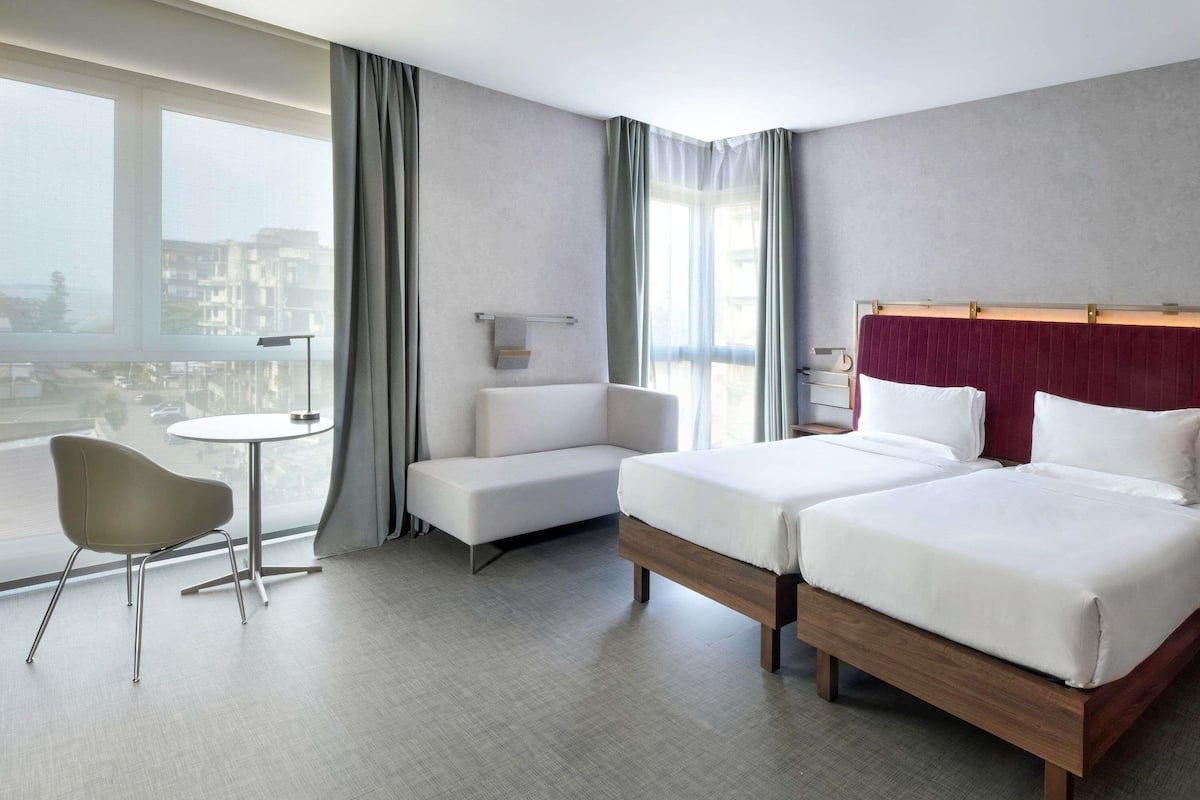 Standard Room, 2 Single Beds | Minibar, in-room safe, individually decorated, laptop workspace