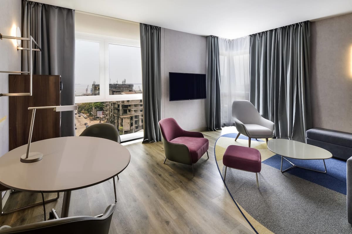 Suite, 1 lit double, vue fleuve | Minibar, coffres-forts dans les chambres, décoration personnalisée