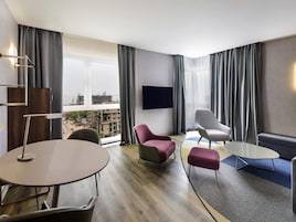 Minibar, caja de seguridad en la habitación y decoración personalizada