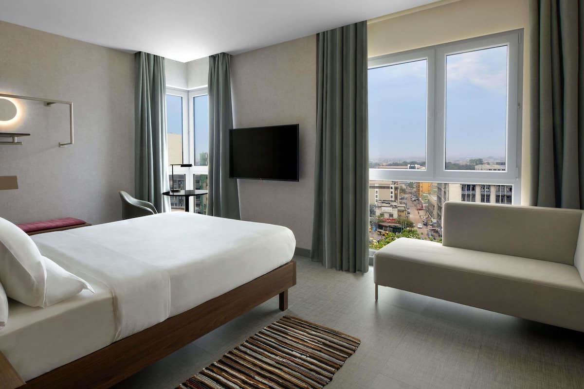 Minibar, caja de seguridad en la habitación y decoración personalizada