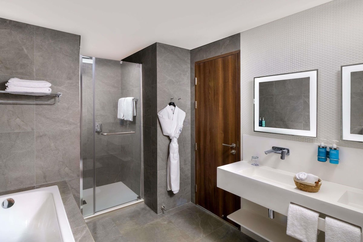 Minibar, coffres-forts dans les chambres, décoration personnalisée