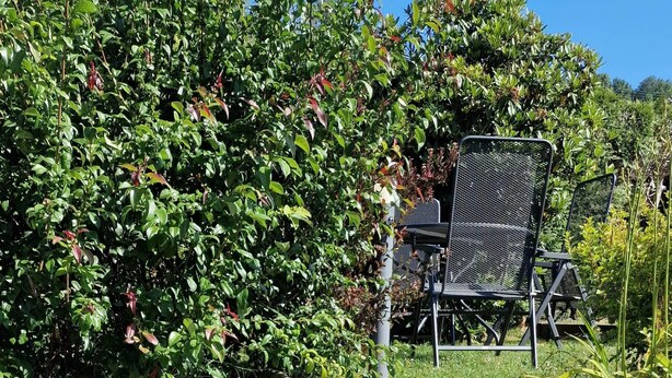 En stentrappa leder upp till en sittplats med en metallstol.