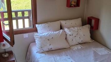 4 bedrooms, iron/ironing board, travel cot, free WiFi