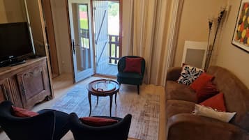 Fernseher, Kamin, DVD-Player, Tischfußball
