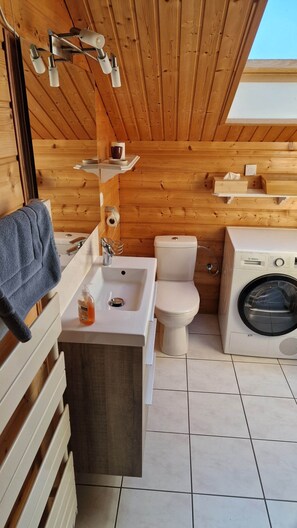 Een douche, een haardroger, pantoffels, handdoeken