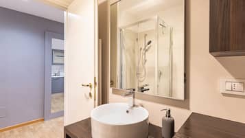 City Studio | Bathroom | Shower, rainfall showerhead, hair dryer, bidet