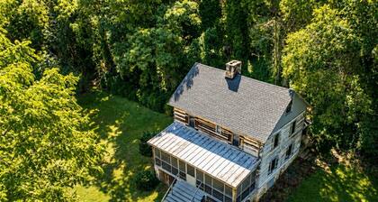 Riverfront Cabin! Mini Highlands & Fireplace (DB)
