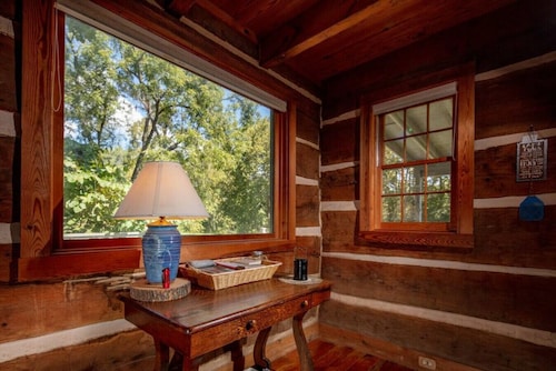 Riverfront Cabin! Fireplaces, Farm, Trail & Kayaks