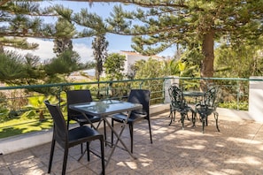 Outdoor dining - 1st floor apartment 'Villa Echium T2' with two bedrooms and shared garden (Caniço)