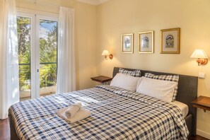 2 bedrooms, iron/ironing board, free WiFi, bed sheets - 1st floor apartment 'Villa Echium T2' with two bedrooms and shared garden (Caniço)